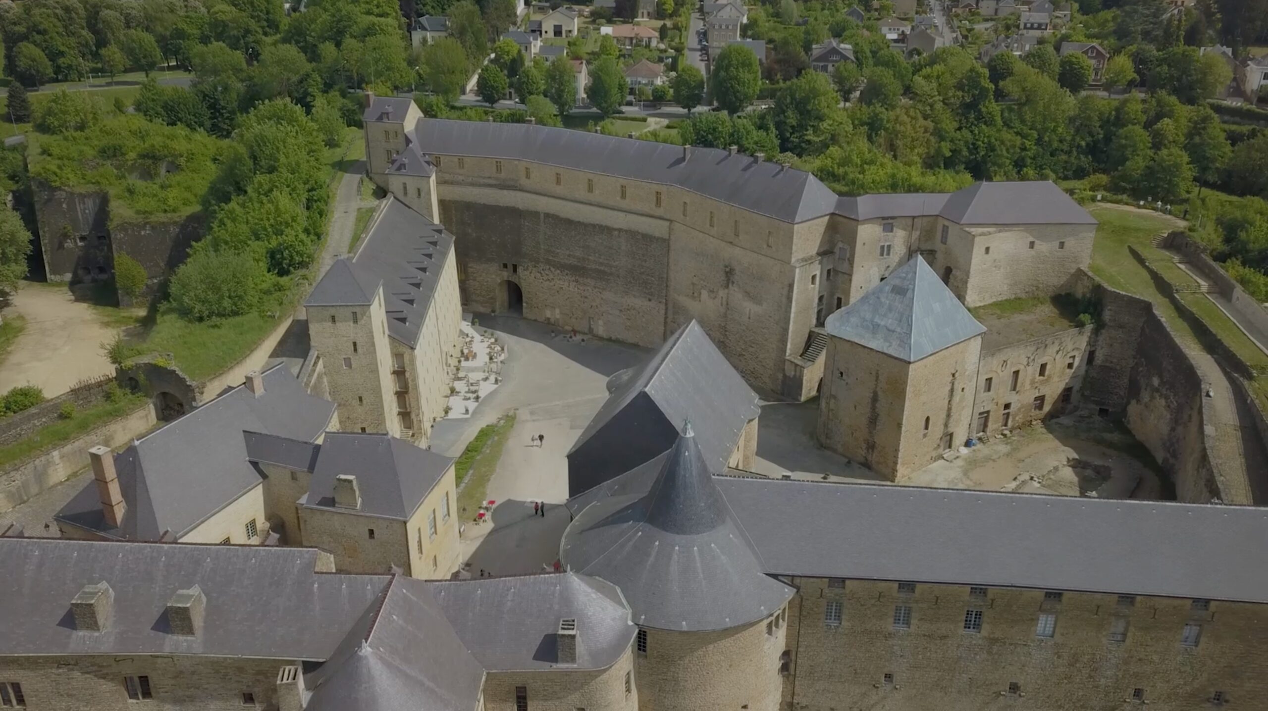 Château Fort de Sedan  Le plus grand Château d'Europe - Site officiel
